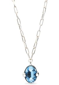Collier chaîne en argent avec une pierre précieuse facettée ovale bleu clair, sertie dans un cadre métallique avec des accents arrondis.