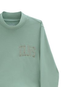 Mátově zelená mikina s dlouhým rukávem, která má kulatý výstřih a vyšívané logo "VANS" v světlejším odstínu na přední straně. Měkká textilie.