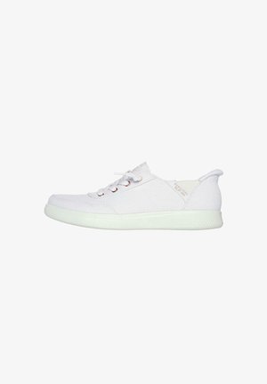 Sneakers bianchi in tela con punta tonda, chiusura con lacci e suola in gomma verde menta; presentano un sottile dettaglio del logo sul lato.