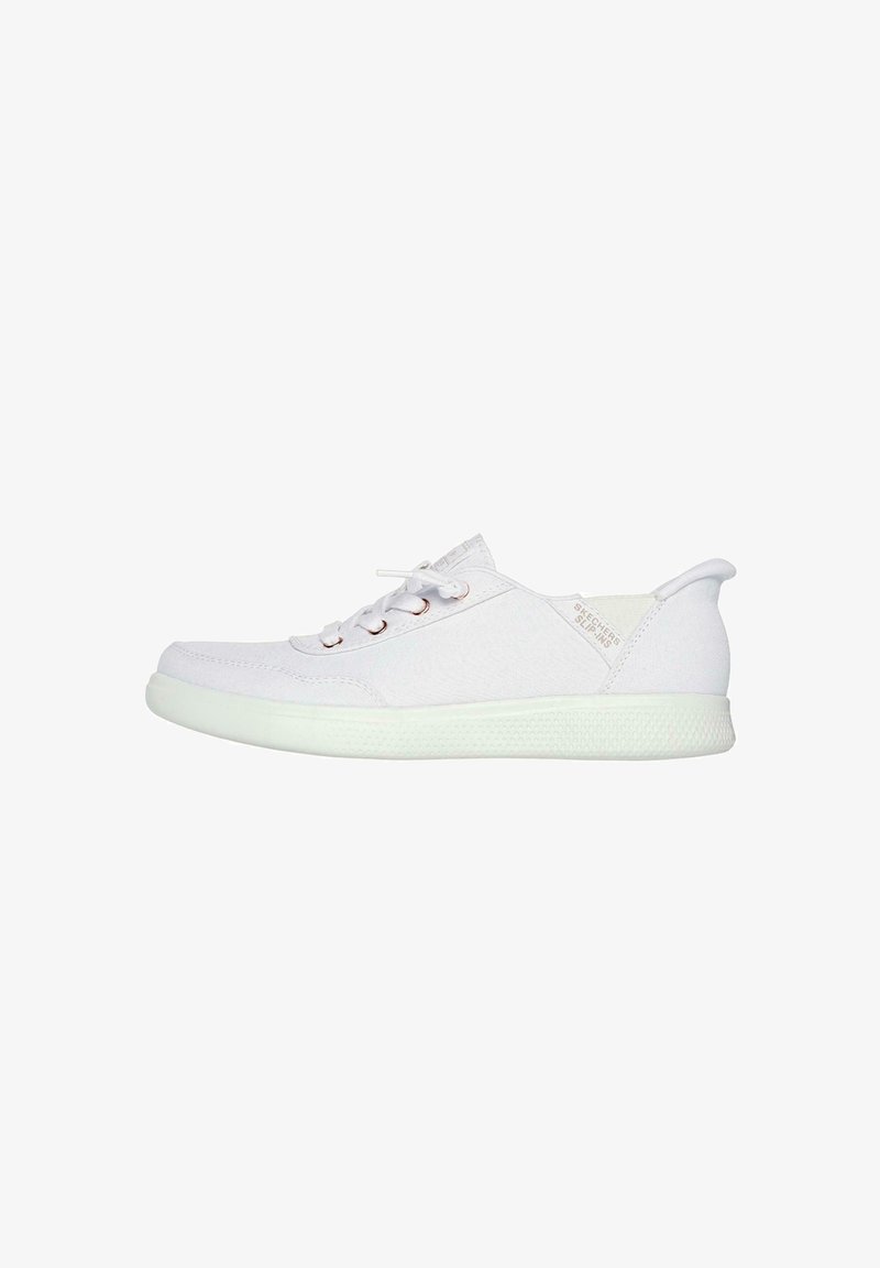 Sneakers bianchi in tela con punta tonda, chiusura con lacci e suola in gomma verde menta; presentano un sottile dettaglio del logo sul lato.