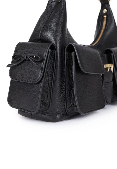 Borsa a tracolla in pelle nera con finitura testurizzata, due tasche frontali con pattine e fiocchi, e dettagli in metallo dorato sulla zip laterale.