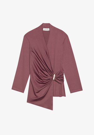 Avietinės spalvos bluzonė su apvyniojimo dizainu, ilgomis rankovėmis ir sukimo detale ties liemeniu. Rinkinys su auksiniu akcentu susikaupusioje vietoje.