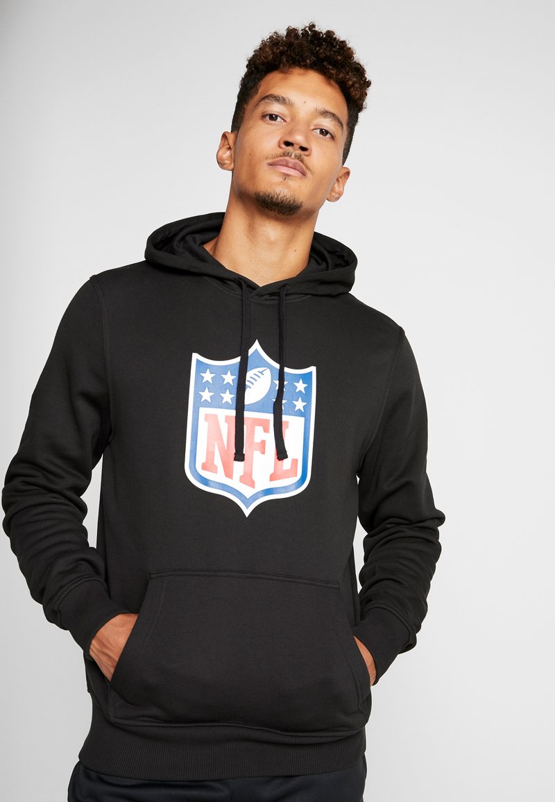 Sudadera negra con capucha, que presenta un gran logo de la NFL en rojo, blanco y azul. Fabricada en un material suave con un bolsillo canguro.