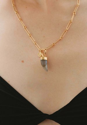 Collar de cadena de oro con eslabones alargados, que presenta un colgante de piedra gris con una tapa dorada y un charm de acento redondo dorado.
