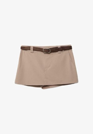 Bež mini krilo z visokim pasom, stranskimi žepi in rjavim semiš pasom s srebrno ovalno sponko.
