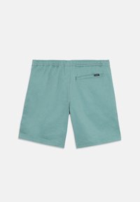 Pantaloni shorts verde menta realizzati in materiale leggero, con una cintura elastica e una tasca posteriore con un piccolo etichetta logo.