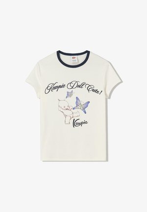 Biała bawełniana koszulka z granatowym żebrowanym dekoltem, z grafiką lalki Kewpie i motyli oraz napisem 'Kewpie Doll Cute!'.