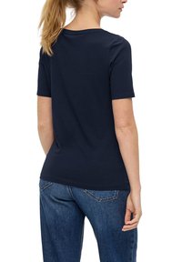 Navy blauwe t-shirt met korte mouwen en een ronde hals. Gemaakt van zachte katoen, met een eenvoudig, slim-fit ontwerp. Draagt goed met blauwe spijkerbroeken.