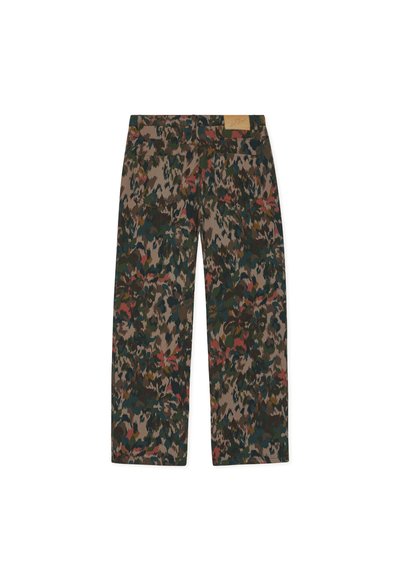 Панталони с широк силует с многоцветен абстрактен камуфлажен десен и заден джоб с капак на бял фон.