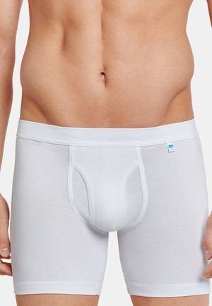 Boxer in cotone bianco con vestibilità aderente, dotati di una tasca frontale funzionale e un elastico in vita con un piccolo logo blu.