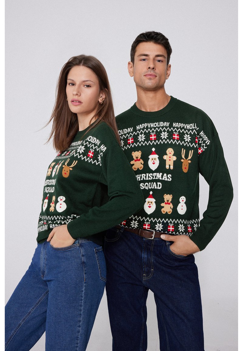 Les pulls de Noël en maille verte présentent des motifs festifs, incluant des bonhommes de neige, des rennes et le texte "Christmas Squad". Poignets et encolure côtelés.