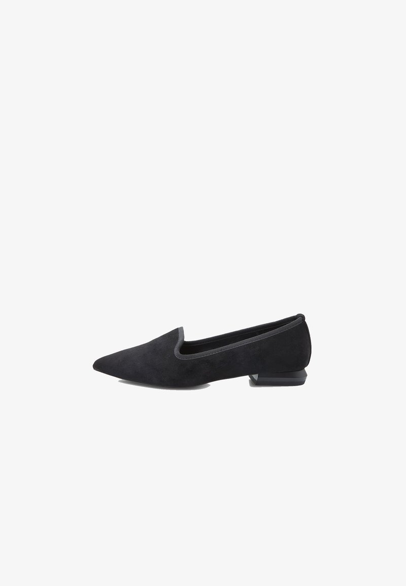 Chaussure plate en daim noir à bout pointu avec un petit talon géométrique et un bord élastiqué autour de l'ouverture, vue de profil.