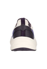 Sportliche Schuhe mit einer weißen Sohle, einem dunkelblauen Absatz und einem Obermaterial aus Mesh, das lila und rote Akzente aufweist. Auffällige Schlaufe an der Rückseite für ein einfaches Anziehen.