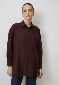 Unselected, burgundy