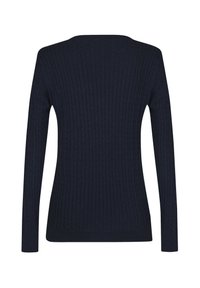Granatowy sweter z prążkowanej dzianiny z długimi rękawami i szerokim dekoltem, z wyraźnym wzorem oraz elastycznymi mankietami i dołem.
