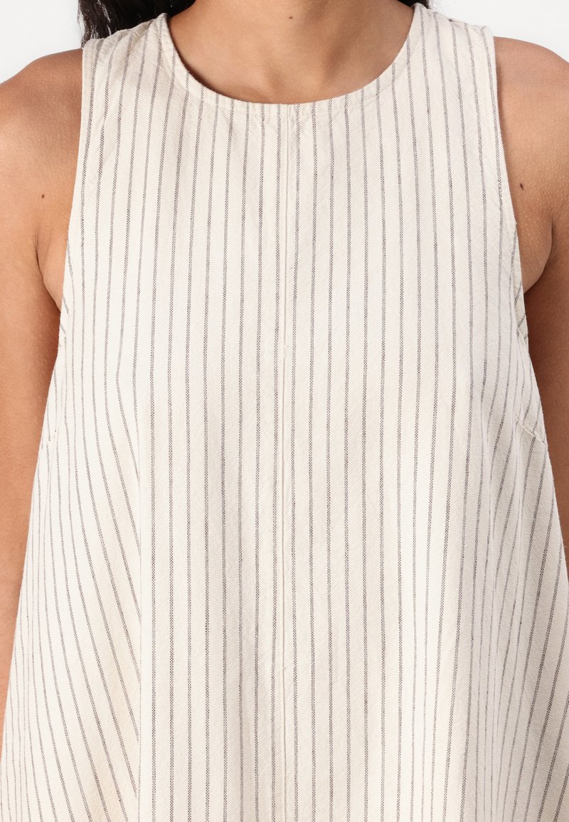 Ärmelloses, cremefarbenes Oberteil mit schmalen grauen vertikalen Streifen, Rundhalsausschnitt und subtiler Textur. Verfügt über ein einfaches, entspanntes Design.