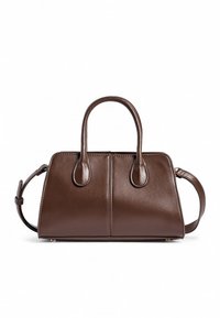 Brązowa skórzana torebka o strukturalnym kształcie, z dwoma zaokrąglonymi uchwytami i regulowanym paskiem. Gładka tekstura z subtelnymi detalami przeszycia.