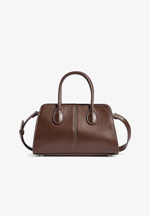 Bolso de piel marrón con un diseño estructurado, que presenta dos asas redondeadas y una correa ajustable. Textura lisa con un sutil detalle de costura.