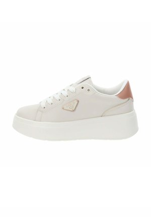 Baskets plateformes blanches avec une tige en cuir lisse, un accent de talon rose contrastant et un design à lacets présentant un petit logo.