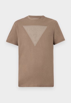 Gładka brązowa koszulka z krótkim rękawem z dużą odwróconą grafiką w kształcie trójkąta na klatce piersiowej, z delikatnymi białymi pionowymi liniami.