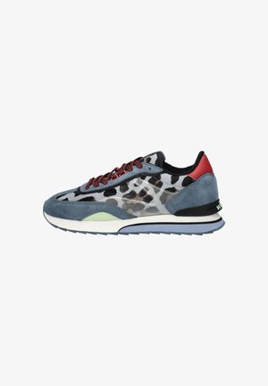 Las zapatillas presentan una combinación de ante gris y una parte superior con estampado de leopardo, acentos rojos y un collar texturizado negro. Detalle verde en la entresuela.
