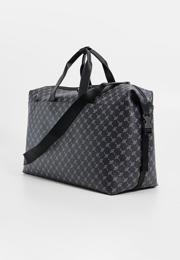 Reisetasche mit schwarz-grauem Muster, zwei Griffen und einem verstellbaren Schultergurt auf weißem Hintergrund.