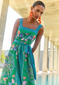 Love & Roses REGULAR FIT PRINTED BLOCK BELTED MIDI  - Dnevna obleka - green