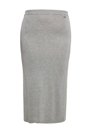 Grijze, knielange kokerrok van zachte brei-stof. Heeft een gladde textuur met een eenvoudige tailleband en minimale hardwaredetails.