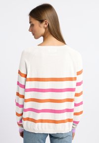 Gebreide trui met een crèmekleurige basis, voorzien van horizontale strepen in roze, oranje en wit. Losse pasvorm en geribde manchetten.