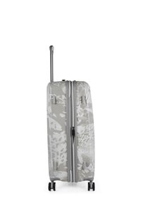 Maleta rígida de color gris claro, con una superficie texturizada y patrones gráficos blancos. Asa telescópica y cuatro ruedas para facilitar la movilidad.