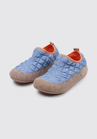 Zapatillas de tela acolchada azul con forro naranja y suela marrón texturizada. Diseño sin cordones con una lengüeta trasera para facilitar su puesta.