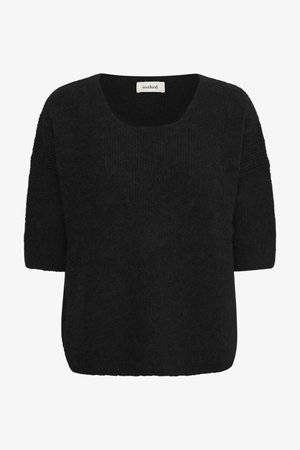 Schwarzer Strickpullover mit kurzen Ärmeln, einem quadratischen Ausschnitt, gerippter Struktur an den Ärmeln und einem "soaked"-Etikett am Kragen.