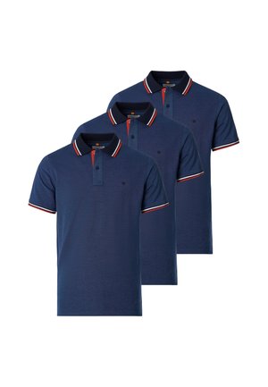 Drei marineblaue Polohemden mit schwarzen Kragen, weißer und roter Paspel an Kragen und Ärmeln sowie einer zweiknöpfigen Leiste mit roten Details.
