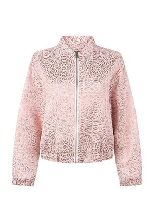 Roze bomberjack van kant met bloemachtige kerspatronen en een ritssluiting aan de voorkant.