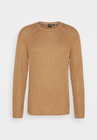 Pull tricoté marron camel à manches longues avec col rond, motif texturé et une étiquette de la marque BOSS au niveau de l'encolure.