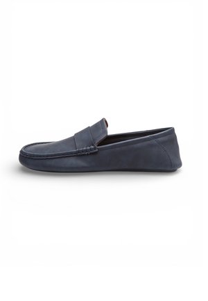 Mocassino slip-on in pelle scamosciata blu navy con cuciture moc toe e tacco basso, mostrato in profilo laterale su sfondo bianco.