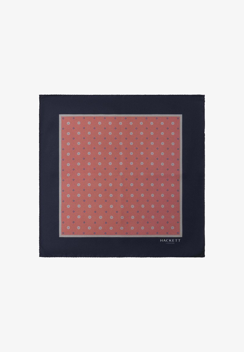 Jedwabna poszetka z koralowym środkiem, ozdobiona białymi i niebieskimi wzorami kwiatowymi, obramowana granatowym ramką z szarym konturem.