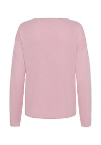 Haut rose clair à manches longues avec un large décolleté et une coupe décontractée. Tissu doux et extensible, sans motifs ni ornements visibles.