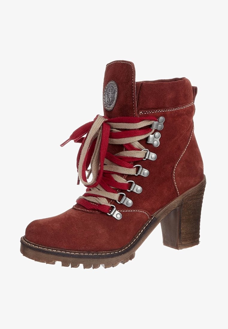 Bottine en daim marron à cheville avec talon épais, lacets rouges et beige, œillets en métal et écusson rond avec logo sur la languette.