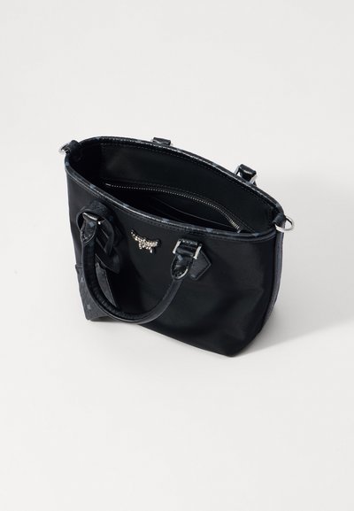 Fekete kis kézitáska két fogantyúval, ezüst színű fém kiegészítőkkel, nyitott tetejével, amely egy belső cipzáras zsebet mutat be fehér háttér előtt.