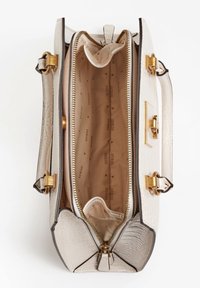 Beige håndtaske med struktureret yderside, gyldent beslag og lynlåslommer. Indvendigt foret med lyst stof og logomønster.
