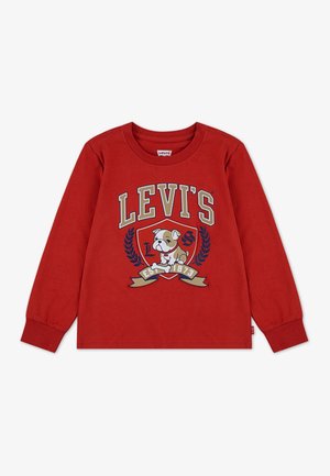 Czerwona koszulka z długim rękawem marki Levi's z grafiką buldoga, wieńcami laurowymi i napisem "LEVI'S" oraz "EST 1873" z przodu.