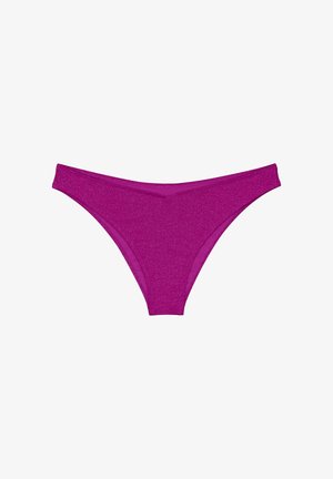 Hellpink glitzernder Bikini-Slip mit niedrigem Bund und mittlerer Bedeckung, auf weißem Hintergrund dargestellt.