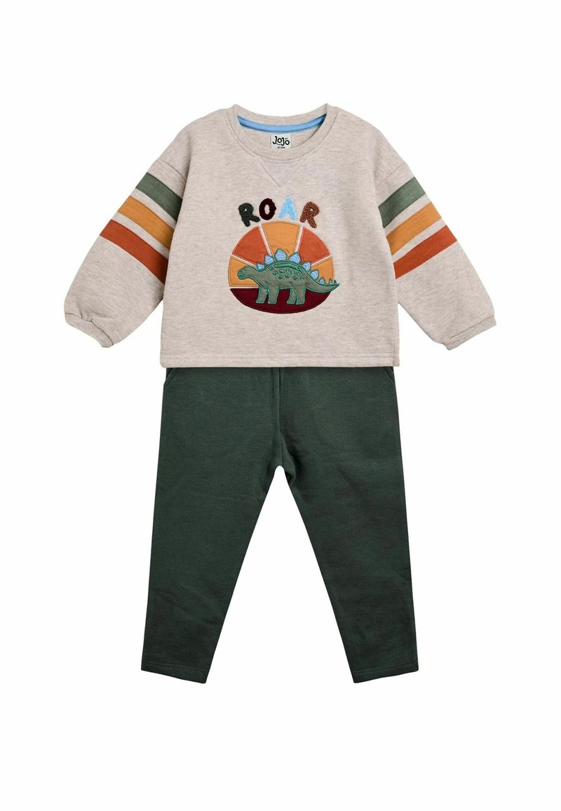 Sudadera gris con gráfico de dinosaurio, texto colorido que dice "ROAR" y mangas a rayas. Combinada con leggings de color verde oscuro, de material de mezcla de algodón.