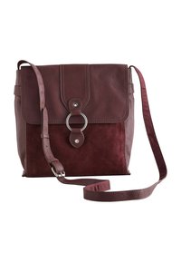 Borsa a tracolla in pelle e scamosciato borgogna con pattina, hardware metallico circolare, tracolla regolabile e finitura testurizzata.