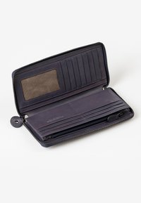 Portafoglio in pelle blu navy con chiusura a zip, diverse fessure per carte, finestra trasparente per documento d'identità e scomparto con zip aggiuntivo per monete.