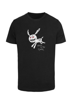 Zwarte katoenen t-shirt met een witte schets van een konijn met rode ogen en de tekst "WALK IN THE DARK" onder het ontwerp.