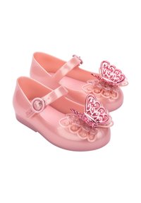 Zapatos de estilo Mary Jane de goma rosa con un acabado brillante, que presentan adornos decorativos de mariposas rosas y una correa con hebilla.