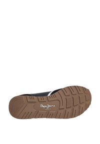 Crne cipele s teksturiranom smešnom gumom. Imaju beli naglasak na pruzi i logo "Pepe Jeans London" sa strane.