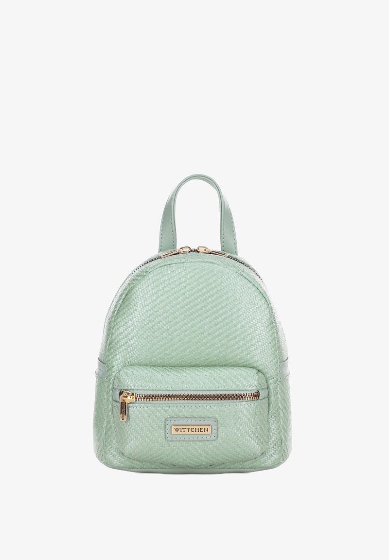 Mochila mini verde menta hecha de material sintético texturizado con forma redondeada, cremallera en tono dorado y un bolsillo frontal con cremallera.